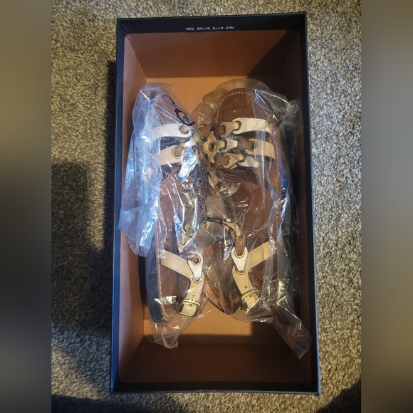 COACH Beechwood, Saddle and Chalk Sandals. Size 5 - Picture 5 of 9